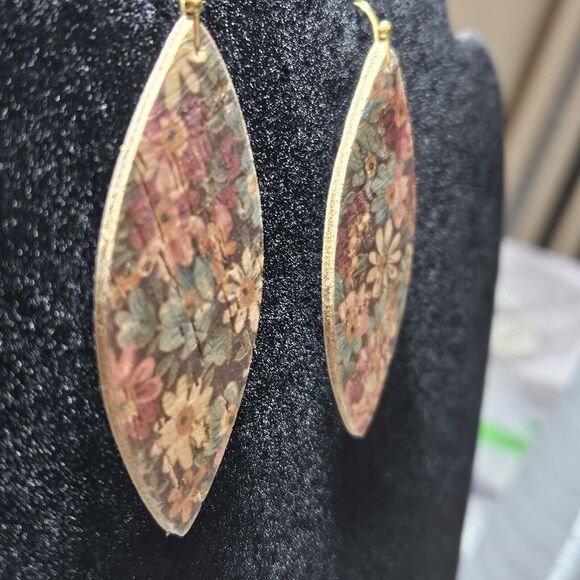 Pink And Blue Flower Cork With Gold Dangling Earrings - Picture 6 of 11